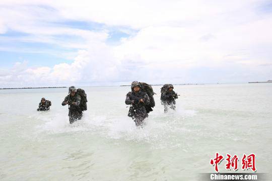 三沙警备区组织官兵进行抢滩登陆、海上搏击等多个科目训练，提高官兵军事素质。　李书兵摄