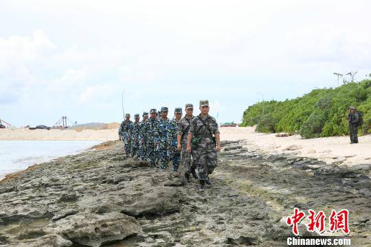 三沙警备区组织民兵对岛礁进行常态化巡逻。　李书兵摄