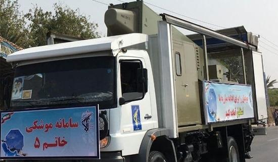 伊朗9月21日阅兵式上展示的伪装成民用车辆的导弹发射车。
