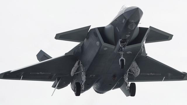 压迫感十足：近距仰拍量产版歼20军徽清晰可见 