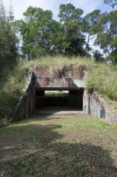 台湾海岸附近的坦克掩体,在混凝土层上方还有较厚的泥土层,不易破坏