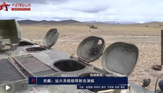 被末敏弹击穿舱盖的装甲输送车