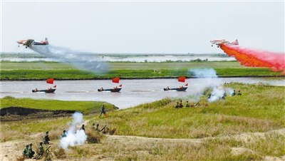 原文配图:该民兵航空应急大队参加上级组织的水陆空联合演练。