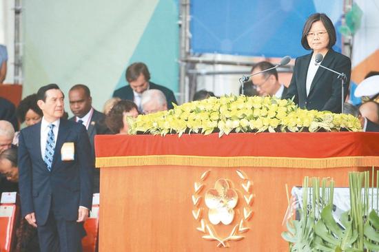 蔡英文上台发表“双十”谈话,马英九起身目视。