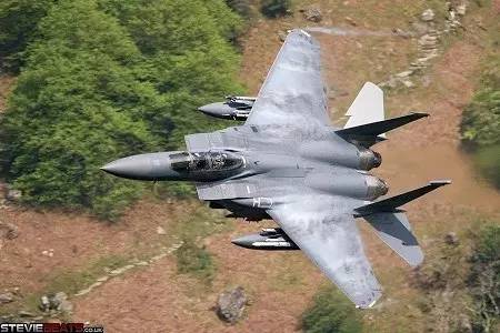 一架F-15E战斗机正在威尔士进行低空突防训练。
