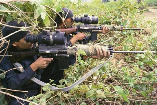 印军特种部队使用英国L1A1步枪，上面安装了微光瞄准镜——这是一张摆拍照片