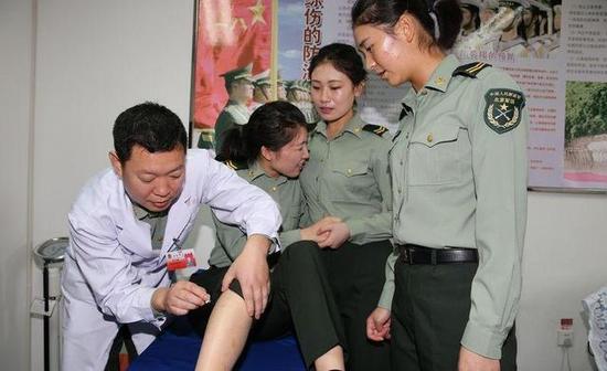 资料图:解放军军医为女兵进行针灸治疗