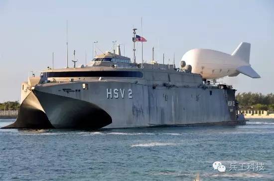 图注：阿联酋从美国租用的HSV-2小水面线双体高速运输舰，外形看上去非常科幻