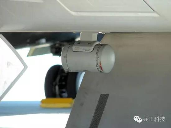 图注：F-22上的龙勃透镜天线特写