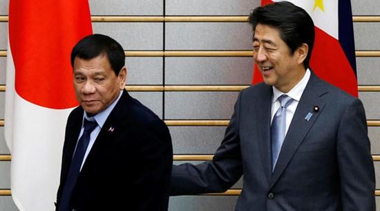 10月26日,杜特尔特与安倍举行会谈后共同会见记者。