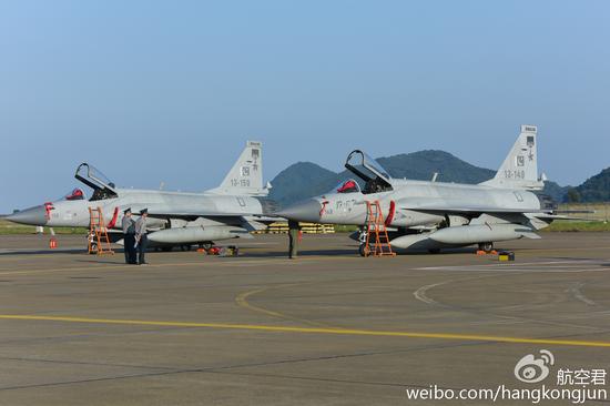 飞行区内的两架JF-17