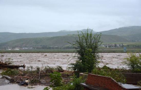 9月1日，吉林省延边州龙井市境内的图们江水位逼近两侧农田