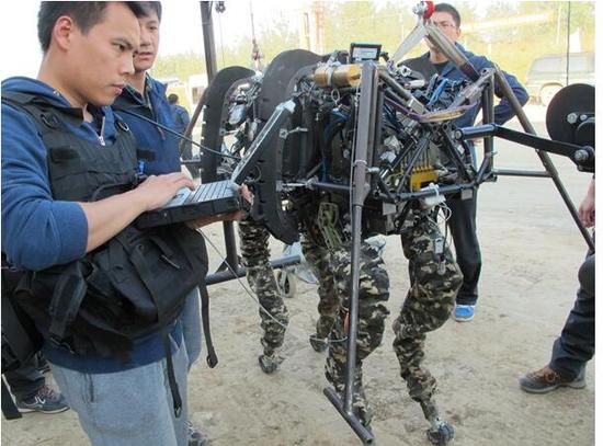 中国北方车辆研究所“奔跑一号”车队的足式关节机器人 陈柳兵 摄 

