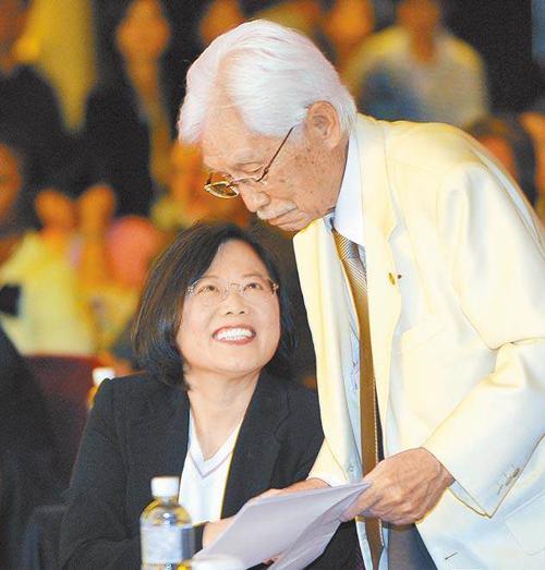 ͼΪ2010���Ӣ�ĳ�ϯ���ֻ���빼�����໥���⡣��̨�塰��ʱ���ӱ�������ͼ��