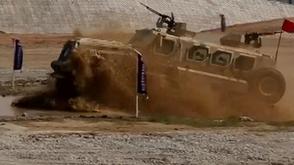 防地雷战车机动表演