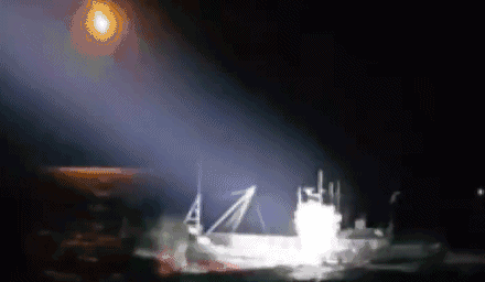 韩国海警扫射中国渔船,现场溅起水柱