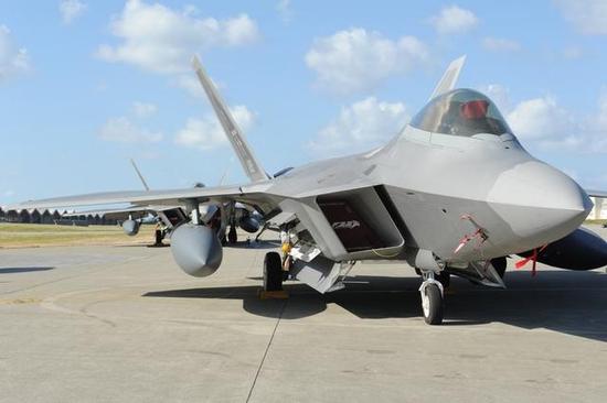 资料图：美军向日本冲绳嘉手纳基地增派的F-22战机到达