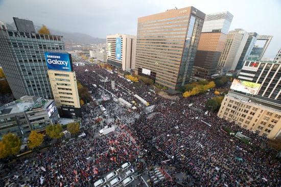 韩国民众12日在首尔市中心集会，要求总统朴槿惠辞职。（路透社）