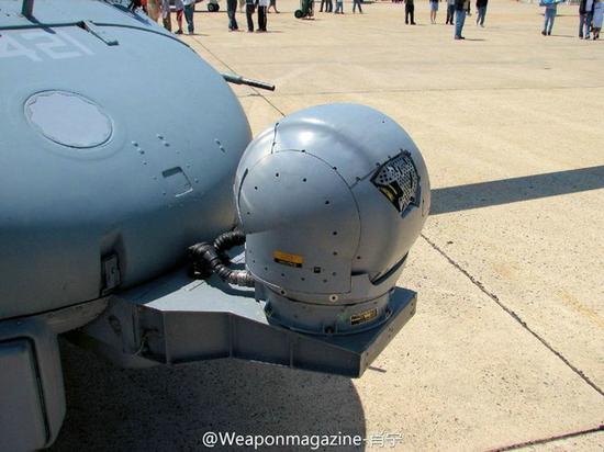 美海军SH-60海鹰反潜直升机机头光电传感器转塔特写。