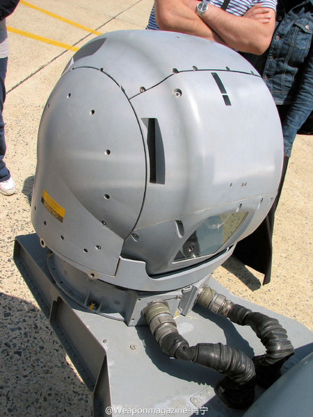 美海军SH-60海鹰反潜直升机机头光电传感器转塔特写。
