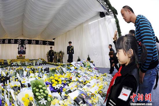 18日下午,余旭烈士的公祭在四川崇州市体育中心举行,余旭的战友、亲属、母校师生以及社会各界人群陆续前来献花、祭奠。