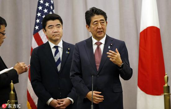 当地时间2016年11月17日，美国纽约，日本首相安倍晋三与美国候任总统特朗普举行首次会谈，成为特朗普当选美国总统后，会见的第一位外国领导人。 