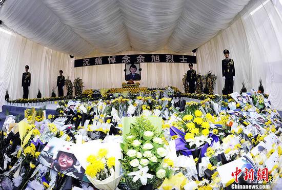 18日下午,余旭烈士的公祭在四川崇州市体育中心举行。