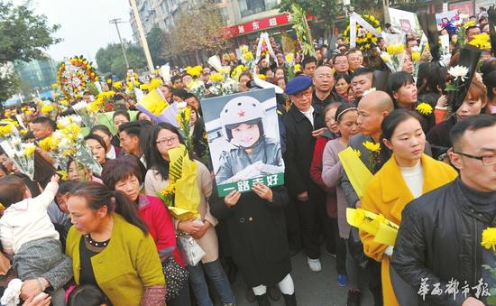 11月18日，四川崇州各界人士为烈士余旭送行。（摄影/雷远东）