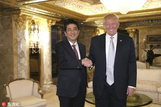 当地时间2016年11月17日，美国纽约，日本首相安倍晋三与美国候任总统特朗普举行首次会谈，成为特朗普当选美国总统后，会见的第一位外国领导人。（