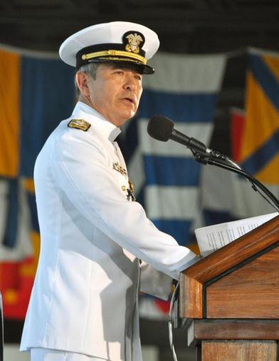 哈里斯，1956年出生于日本，美国海军学院毕业，现任美国太平洋司令部首位亚裔司令。