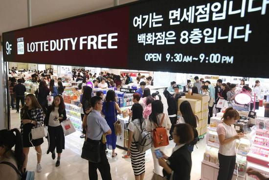 2015年9月30日，在位于韩国首尔小公洞的乐天免税店，中国游客人头攒动。