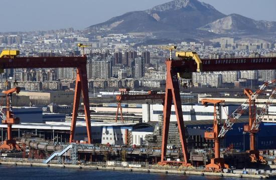 日本共同社记者就拍摄到了正在建造的001A航母的高清照片