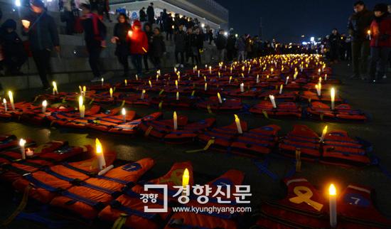 10日，在首尔光化门举行的“烛光集会”。