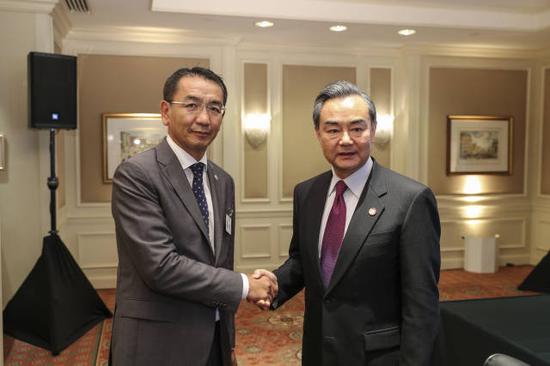 王毅(右)和蒙古国外交部长蒙赫奥尔吉勒(左)