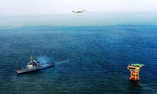 资料图：韩国“栗谷李珥”号神盾舰和P-3CK巡逻机高调巡航我苏岩礁海域