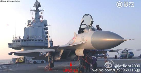 116号歼-15机腹部挂载了UPAZ-1A空中加油吊舱