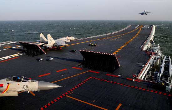 辽宁号航母舰载机起飞