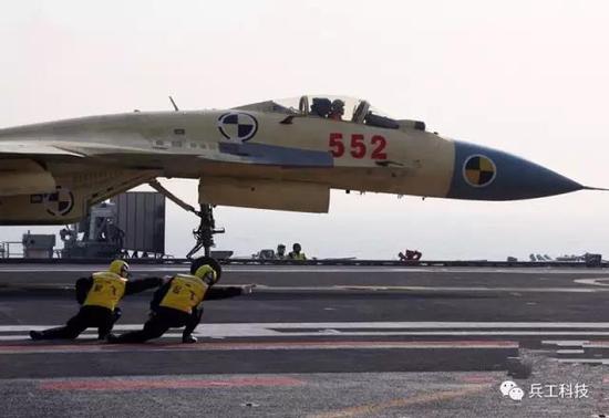 图注:潇洒帅气的”航母STYLE“放飞手势