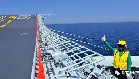 图注:辽宁舰二级军士长航空保障部门起降中队区队长张乃刚示意舰载机可以起飞