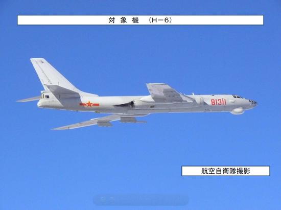 日本空自拍摄的图，可以清晰看到轰-6G用于挂载鹰击-12A改装的一对长挂架。