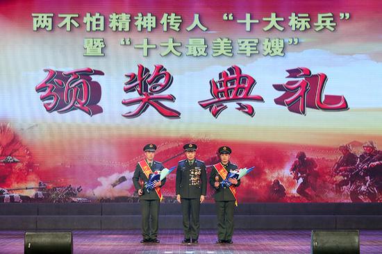 李晓钰为潘潘、代传伟颁奖