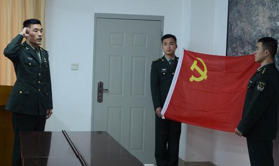2017年1月13日，面对鲜红的党旗，王晓冬举起右手，进行拥护改革宣誓。 祝成林  摄