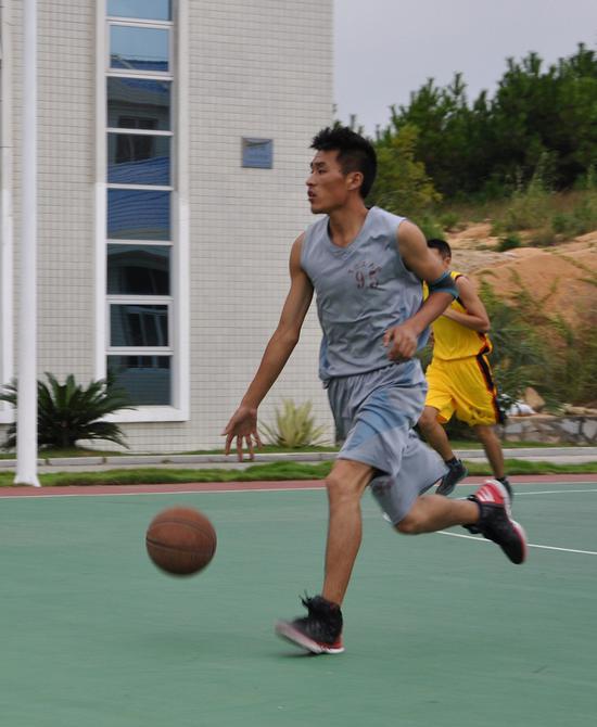 飞行员王晓冬酷爱篮球，有个外号叫“黑曼巴”，这是他在篮球赛矫健身影。 冯高俊 摄
