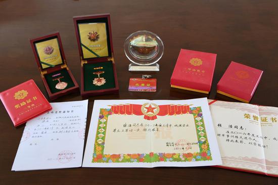 2017年1月22日，整理烈士遗物时，飞行员张浩的部分奖章证书被整齐的摆放在桌上 赖桥泉 摄