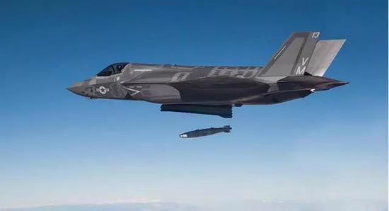 F-35投放精确制导炸弹