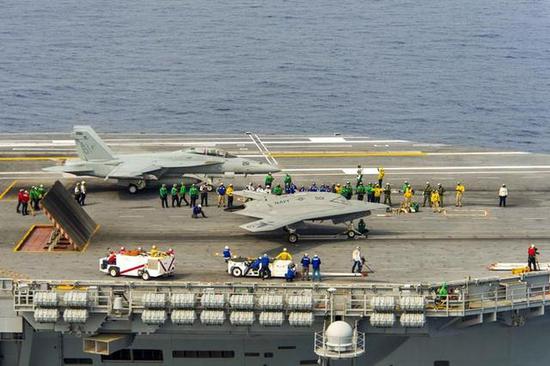 美军在航母上弹射起飞X-47B使无人战机上舰成为现实
