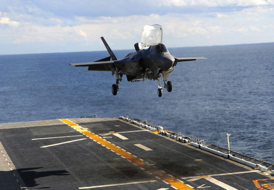 F-35B正在“黄蜂”号上进行降落试验,注意甲板上的烧灼痕迹