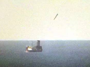 波斯湾导弹命中海上舰船的一瞬间