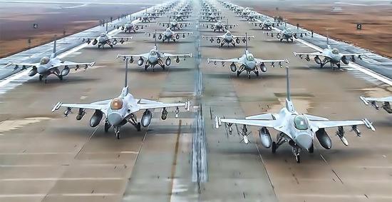 资料图:美军F-16展示实力