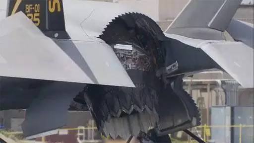 F-35B的F-135发动机具有旋转尾喷管可对甲板产生高温尾流